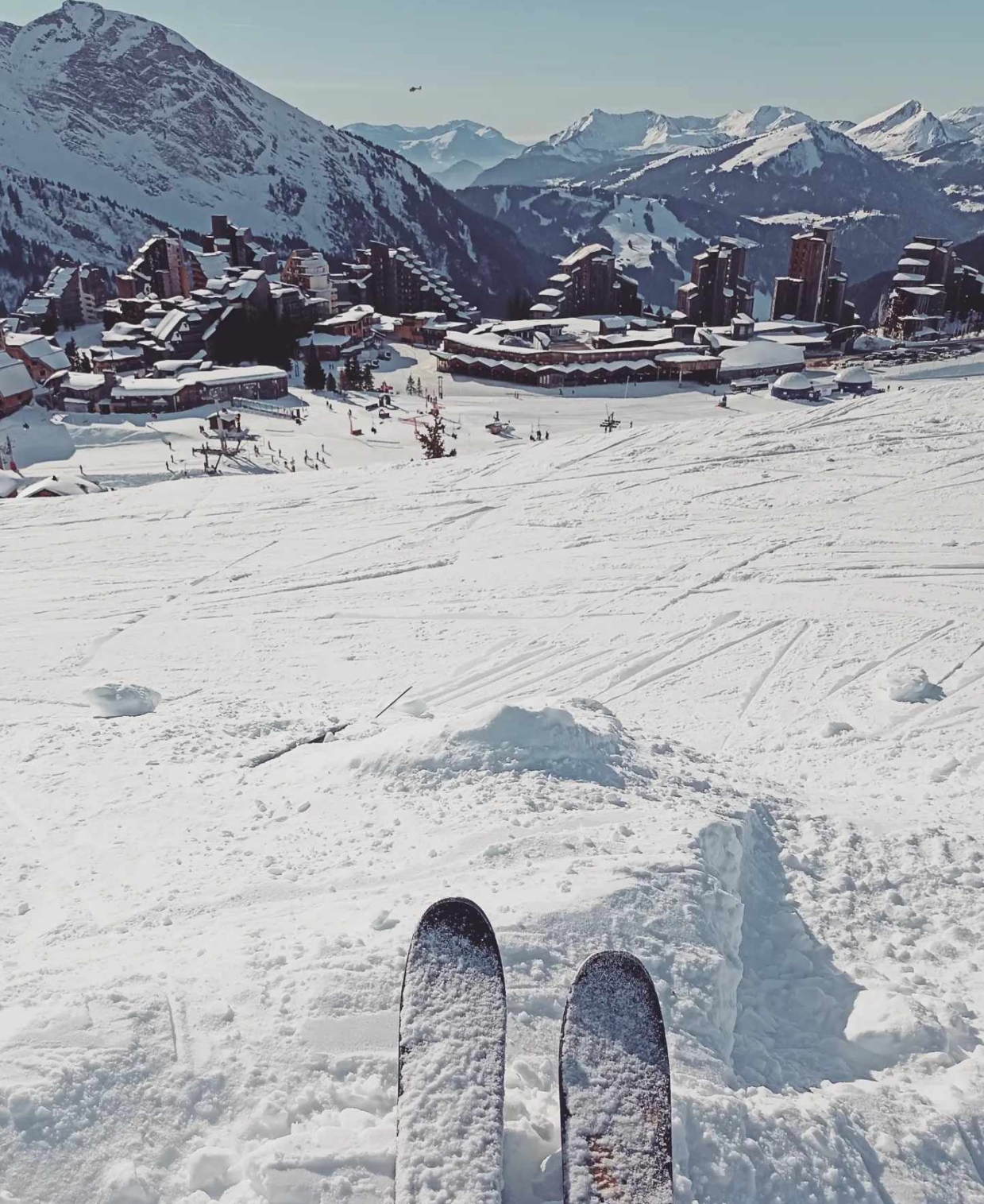 Vue depuis les pistes d'Avoriaz avec skis