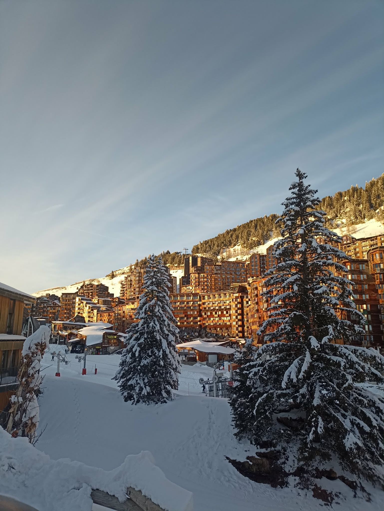 Avoriaz architecture dorée au soleil couchant