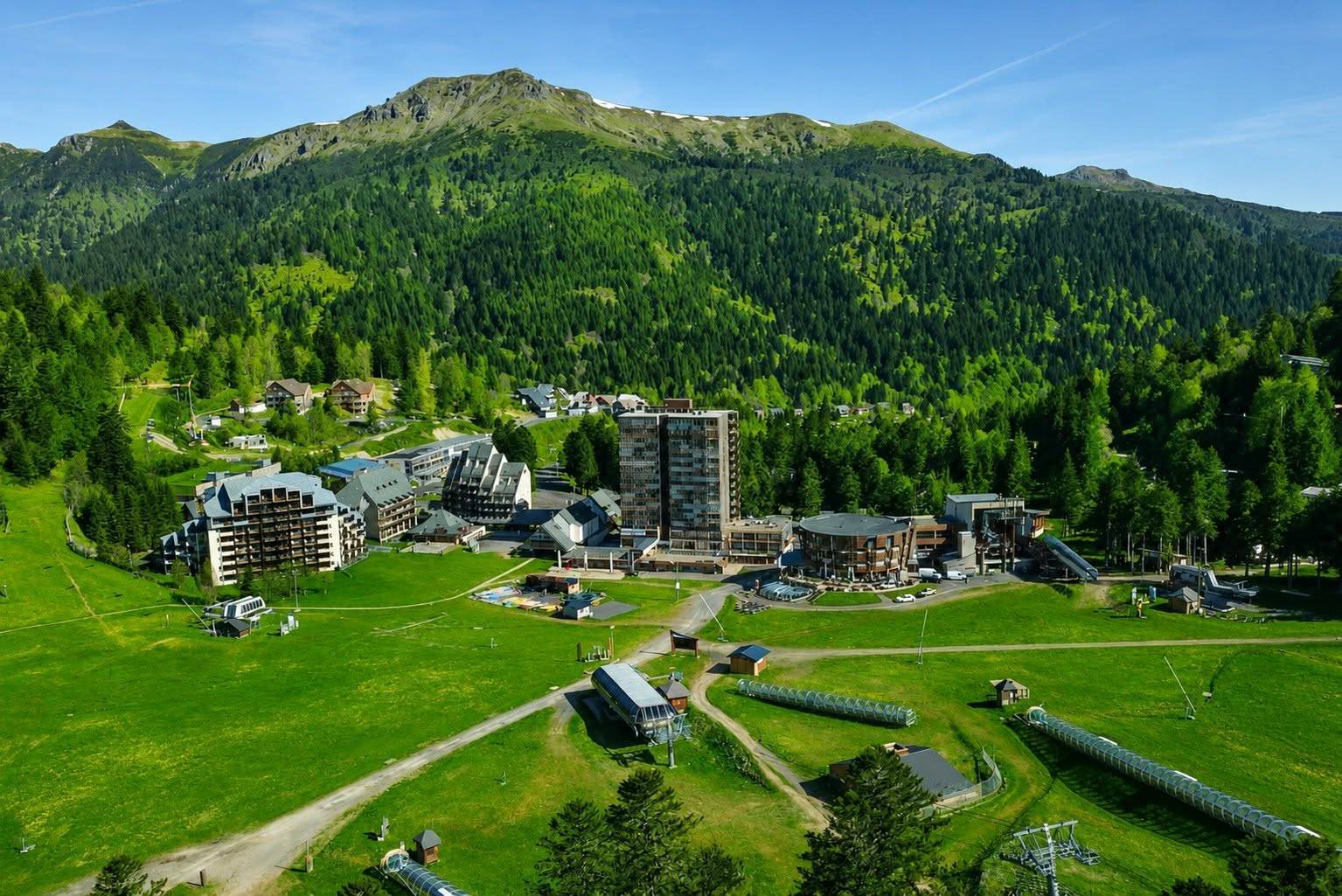 Le Lioran l'été, vue aérienne du village et des télésièges