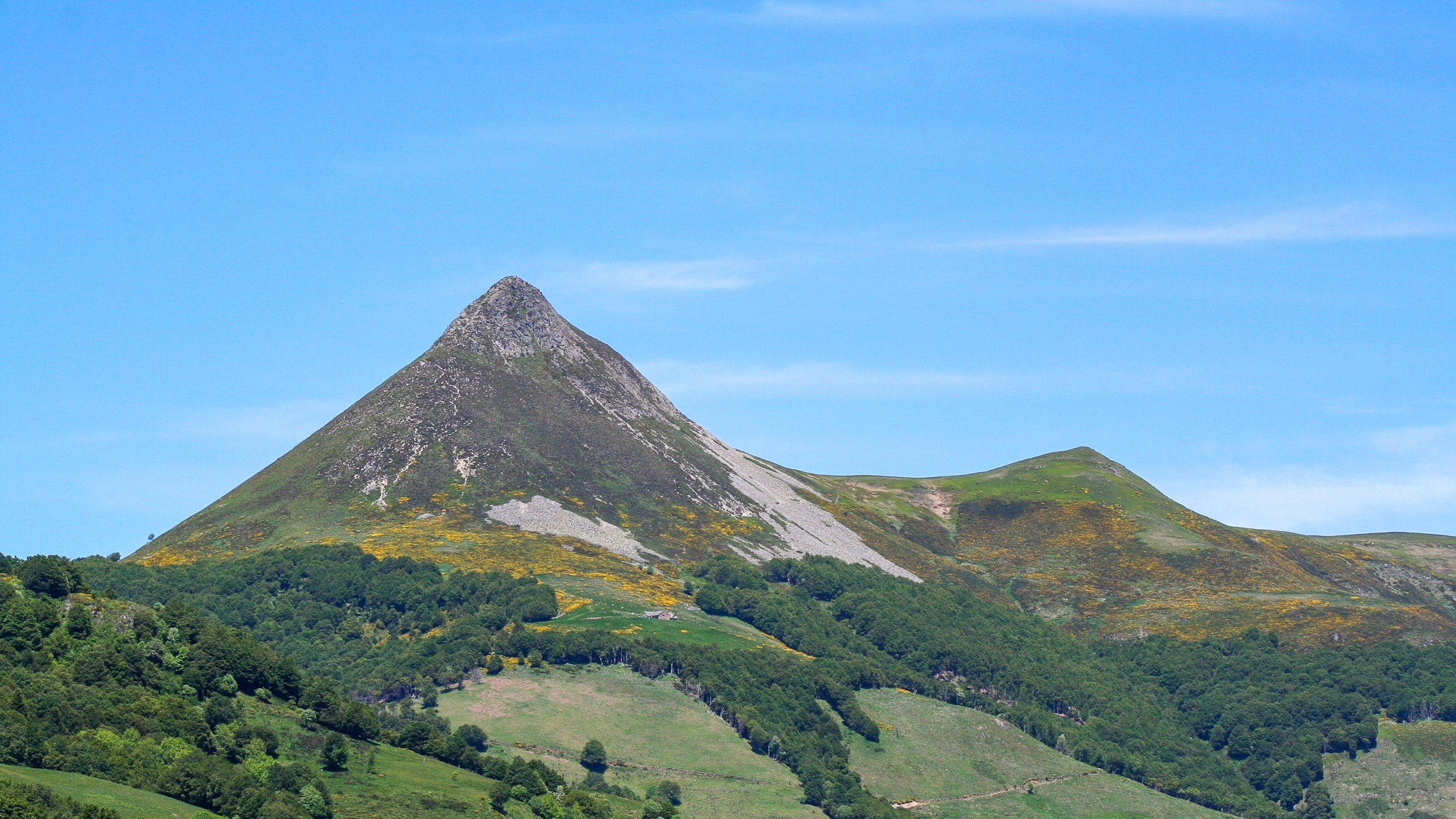 Le Puy Griou, silhouette volcanique emblématique du Cantal