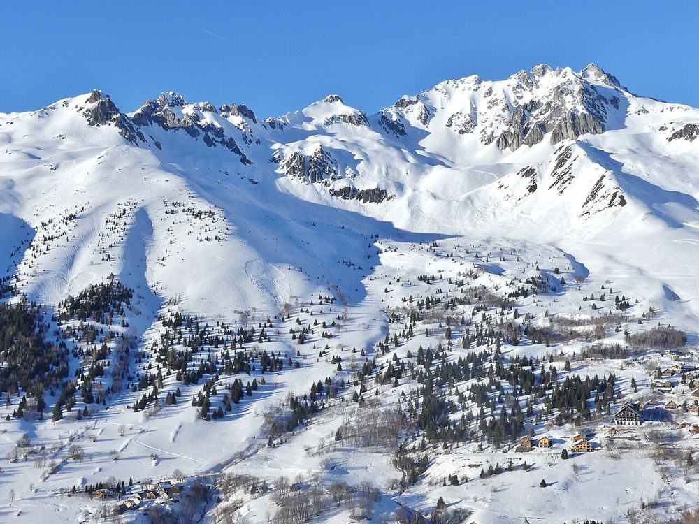Massif de la Lauzière enneigé vu de Saint-François-Longchamp