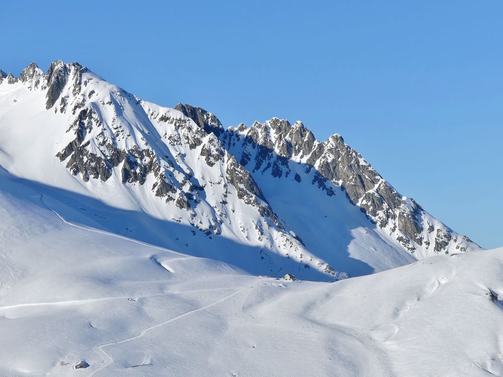 Col de la Madeleine et massif de la Lauzière vus de Saint-François-Longchamp